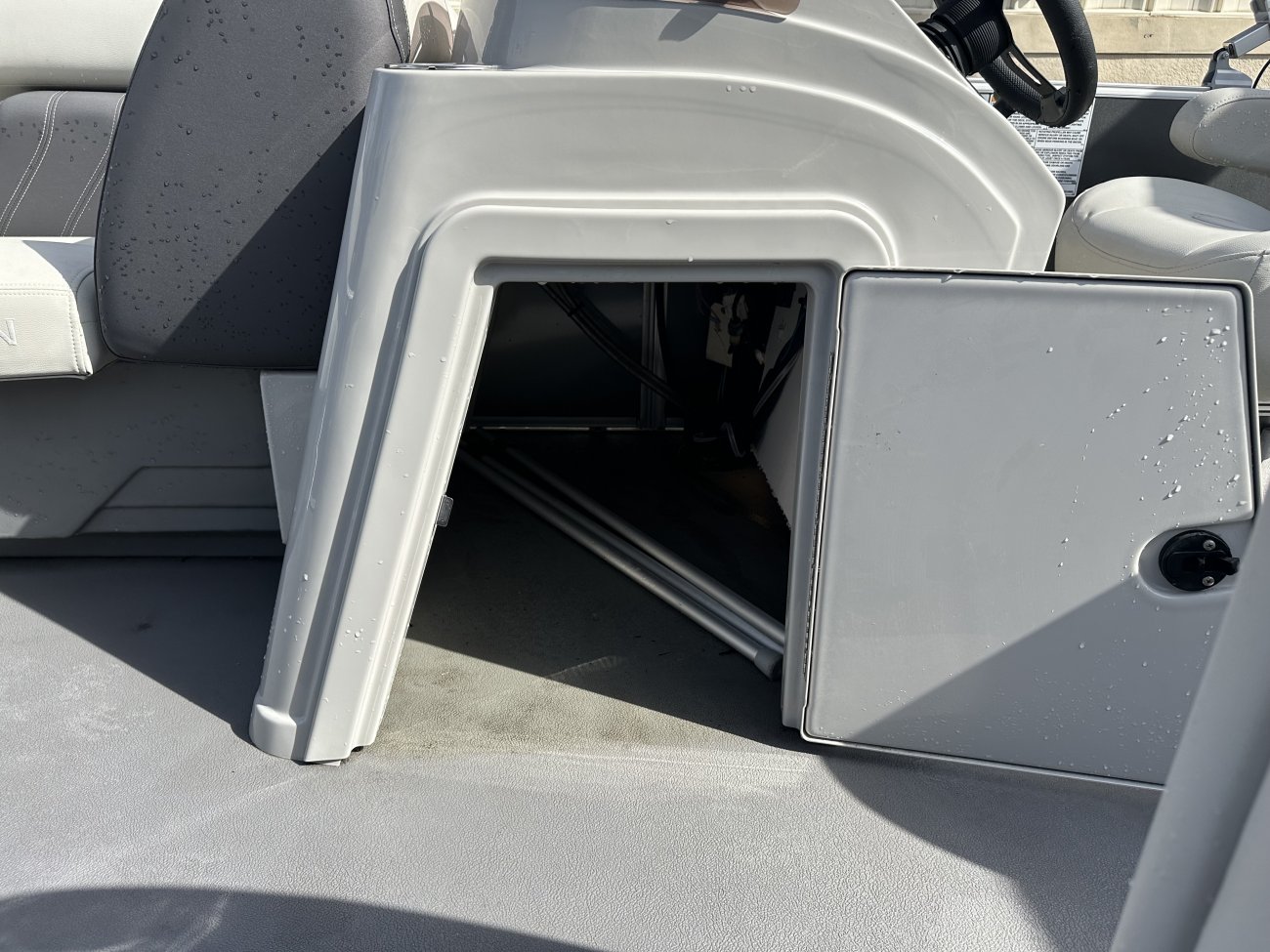 A Mirage 820 Tri-toon is a Power and could be classed as a Pontoon,  or, just an overall Great Boat!